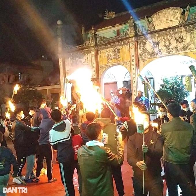 Người dân ở Xuân Trường, Nam Định xin lửa thánh từ đền làng đêm giao thừa Tết Quý Mão 2023. (Ảnh: Q. P).