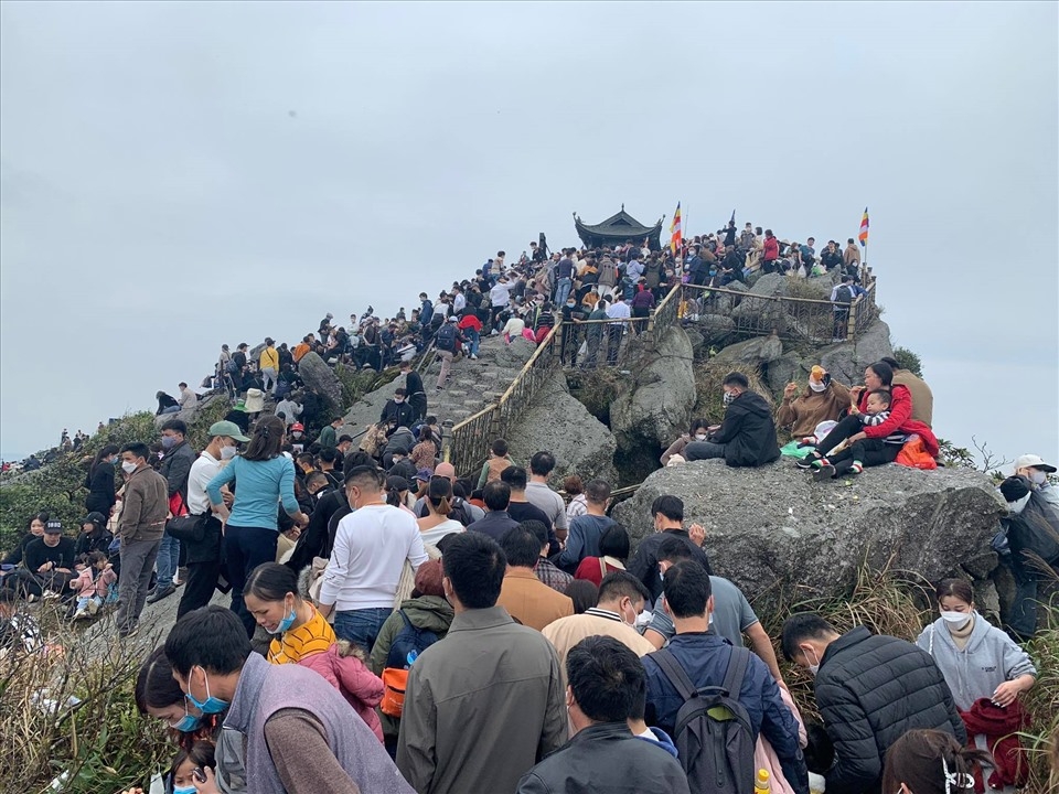 Du khách, phật tử chen chân lên chùa Đồng trên đỉnh núi Yên Tử 