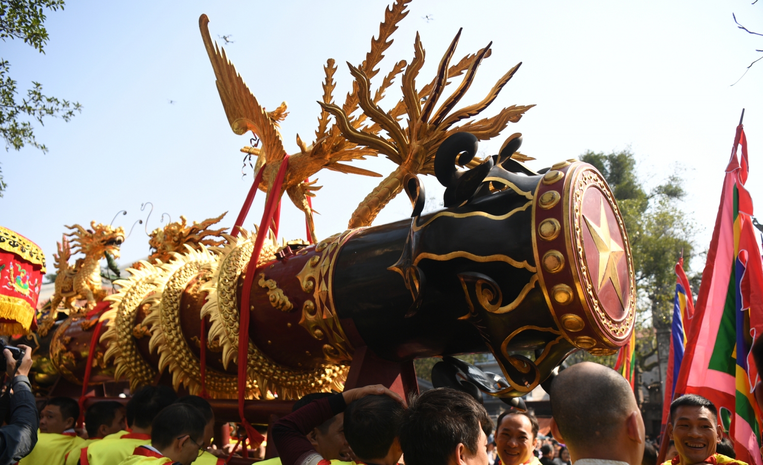 Trước đây, làng Đồng Kỵ có hội thi làm pháo, đốt pháo để tưởng nhớ, tái hiện ngày Thánh Thiên Cương - vị tướng sau này được dân tôn thờ làm Thành hoàng làng - ra lệnh xuất quân đánh giặc. Nhưng do lệnh cấm đốt pháo nên làng đã chuyển sang rước hai quả pháo mô hình.