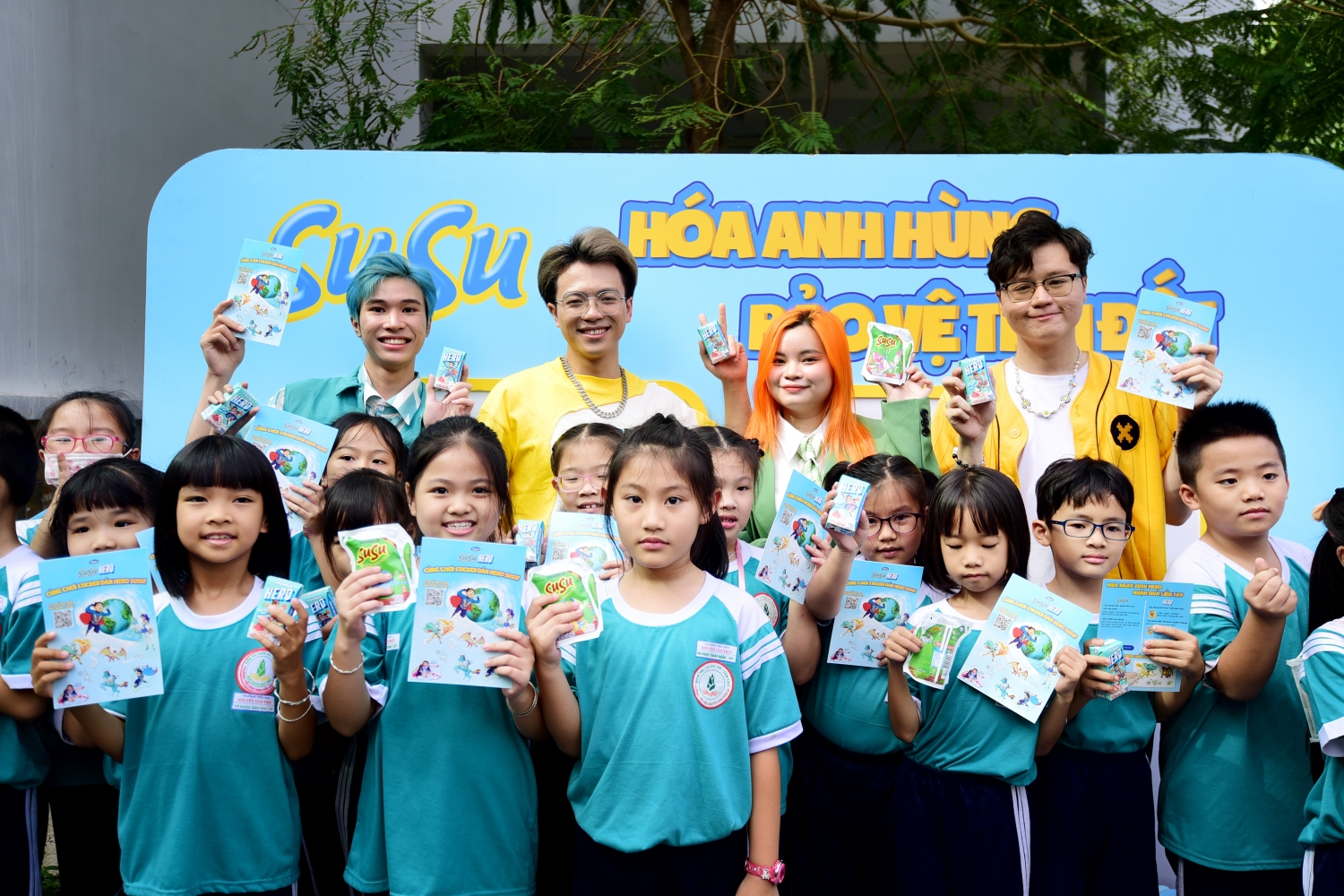 Nhóm Hero Team chụp ảnh lưu niệm cùng các học sinh trường tiểu học Nguyễn Văn Trỗi, quận 4, TP HCM, sau màn cam kết bảo vệ môi trường cùng các bé. Ảnh: Vinamilk