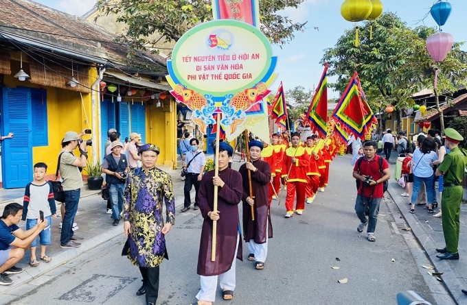 diễu hành trên các tuyến phố cổ đón nhận Tết Nguyên tiêu ở Hội An trở thành di sản văn hóa phi vật thể quốc gia sáng 5/2