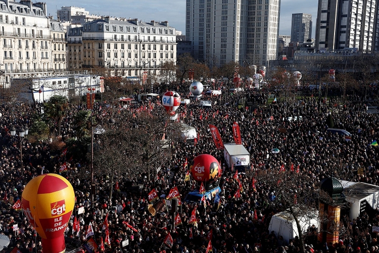  Người biểu tình tập trung tại Place d'Italie ở Paris trong một cuộc biểu tình phản đối kế hoạch cải cách lương hưu của chính phủ Pháp vào ngày 31 tháng 1 năm 2023