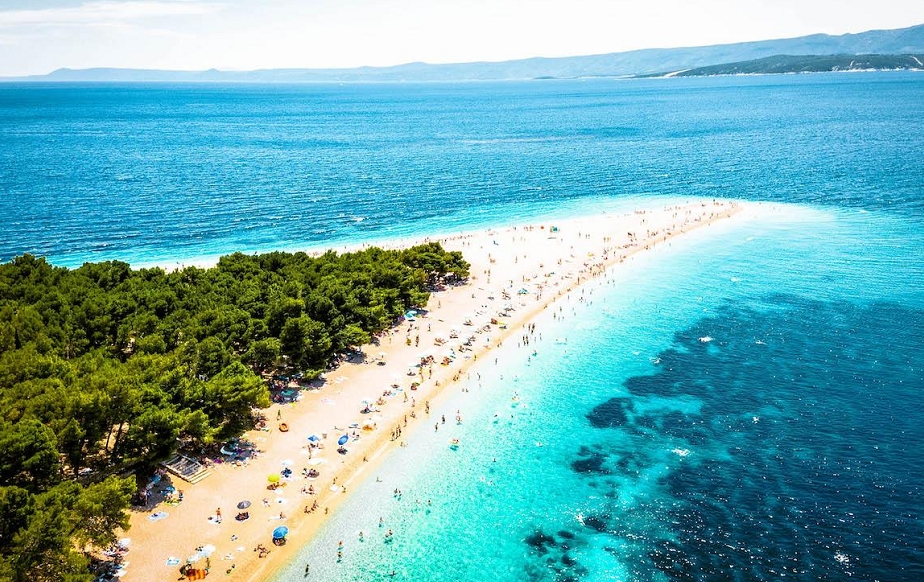 Kỳ lạ bãi biển "biến hình" ở Croatia