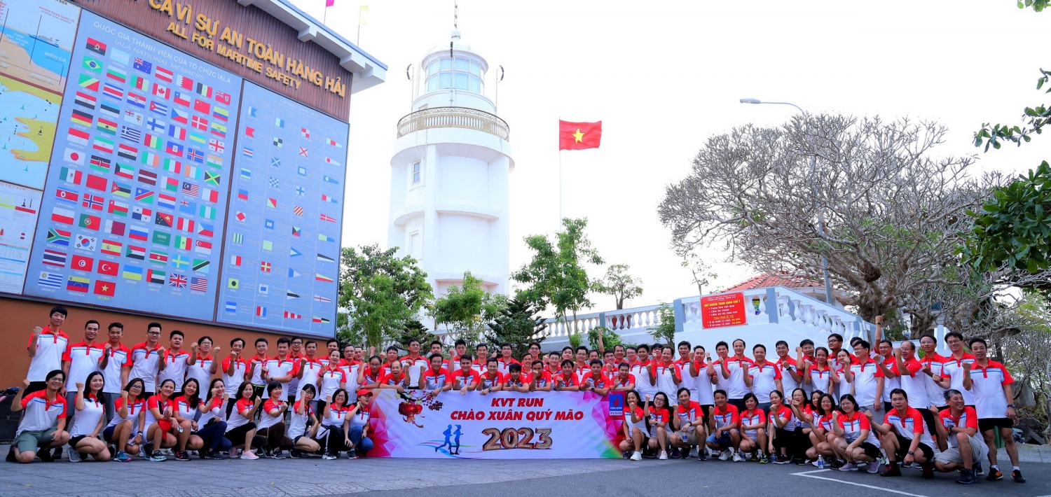 Tập thể KVT tập trung đông đủ tại ngày khởi động Giải chạy KVT RUN 2023 trên cung đường núi Nhỏ - Hải Đăng Vũng Tàu