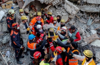 Giải cứu nghẹt thở nạn nhân động đất ở Thổ Nhĩ Kỳ sau 105 giờ bị vùi lấp