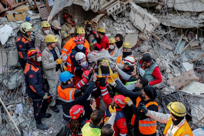 Giải cứu nghẹt thở nạn nhân động đất ở Thổ Nhĩ Kỳ sau 105 giờ bị vùi lấp - 2