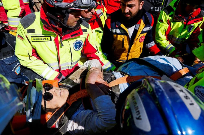 Giải cứu nghẹt thở nạn nhân động đất ở Thổ Nhĩ Kỳ sau 105 giờ bị vùi lấp - 1