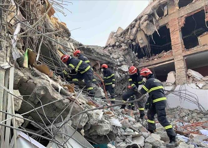 Đoàn công tác Bộ Công an, Việt Nam triển khai công tác cứu hộ, cứu nạn tại một tòa nhà ở thành phố Adiyaman, phía Đông Nam Thổ Nhĩ Kỳ. Ảnh: TTXVN phát