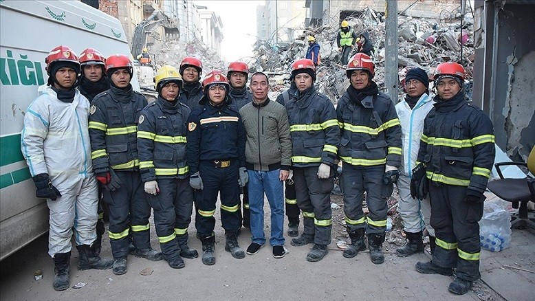(02.12) Đội cứu nạn, cứu hộ Việt Nam tại hiện trường. (Nguồn: Anadolu)