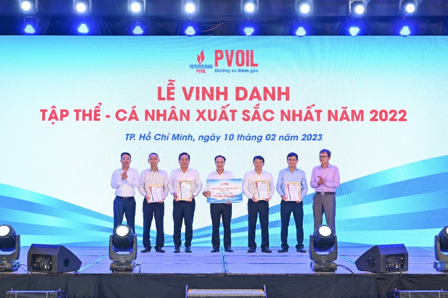 Lãnh đạo PVOIL trao danh hiệu “Cán bộ quản lý xuất sắc nhất năm 2022” (khối Công ty mẹ)