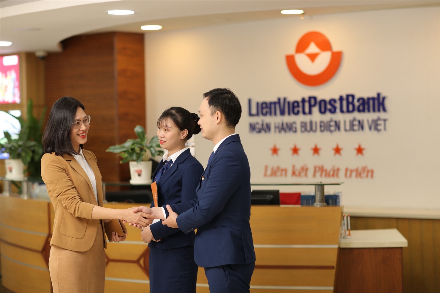 Tin ngân hàng ngày 16/2: LienVietPostBank hỗ trợ cho doanh nghiệp xuất nhập khẩu