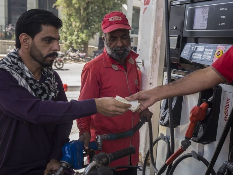 Pakistan: Giá xăng dầu tăng nhẹ