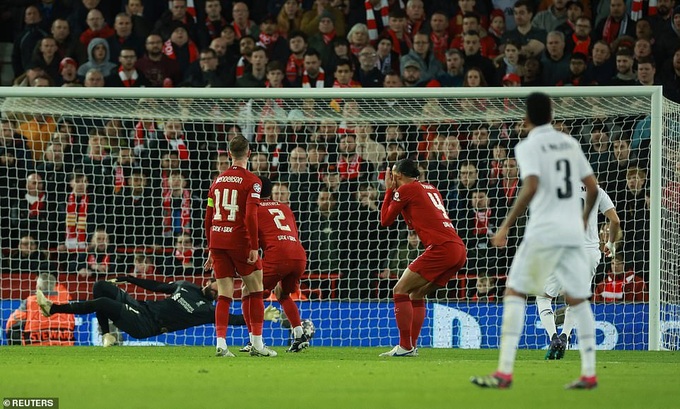 Benzema và Vinicius lập cú đúp, Real Madrid ngược dòng hạ Liverpool - 6