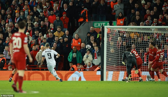 Benzema và Vinicius lập cú đúp, Real Madrid ngược dòng hạ Liverpool - 7