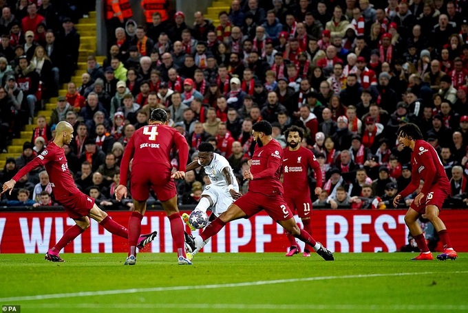 Benzema và Vinicius lập cú đúp, Real Madrid ngược dòng hạ Liverpool - 3