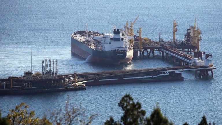 Xuất khẩu dầu thô của Nga tăng vọt trước khi cắt giảm sản lượng