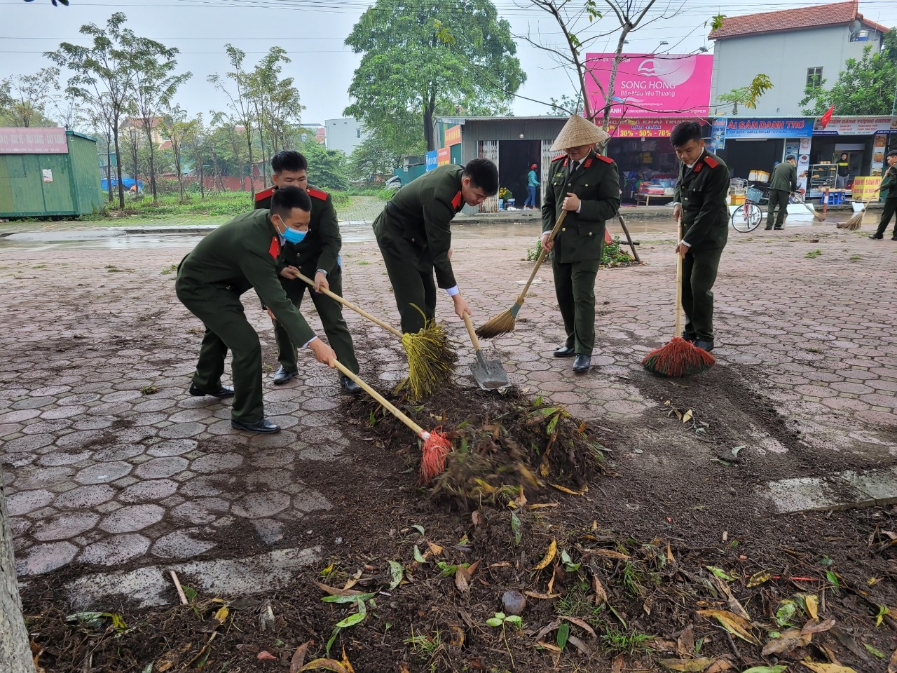 Trao tặng 100 suất quà tới các gia đình chính sách