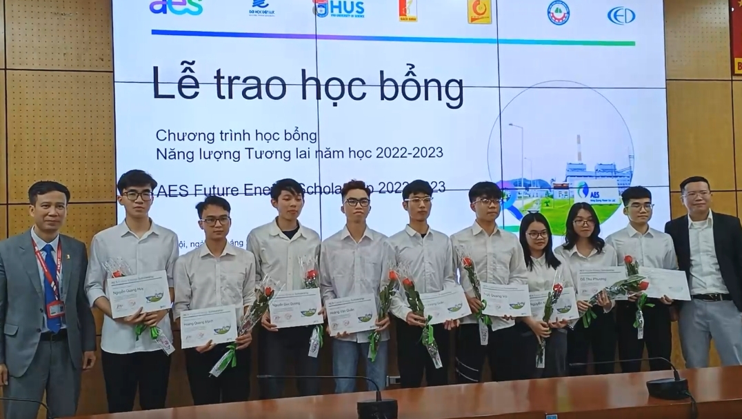 Trao 30 suất học bổng “Năng lượng tương lai” cho sinh viên ngành điện