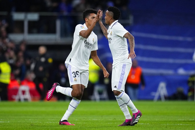 Real Madrid may mắn giành một điểm trước Atletico - 3