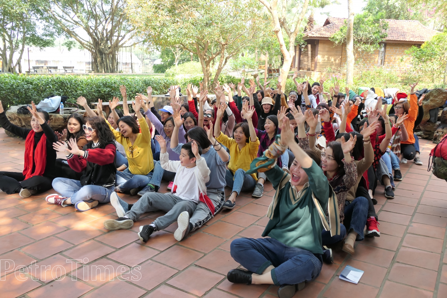 Các đội chơi cùng nhau tranh tài trong hoạt động teambuilding