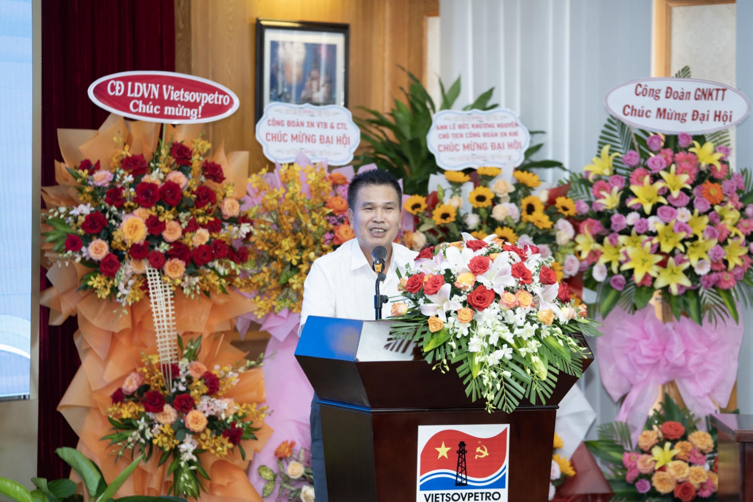 đồng chí Nguyễn Anh Phong, Bí thư Đảng ủy, Giám đốc XN Khí