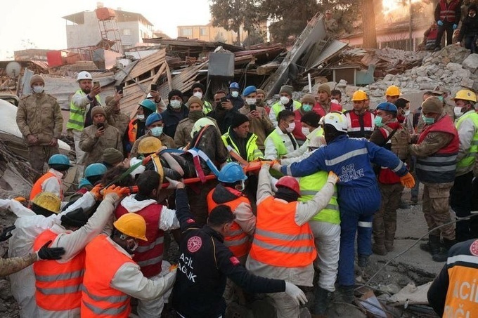 Thêm trận động đất mạnh tại Thổ Nhĩ Kỳ, hàng chục tòa nhà đổ sập - 1