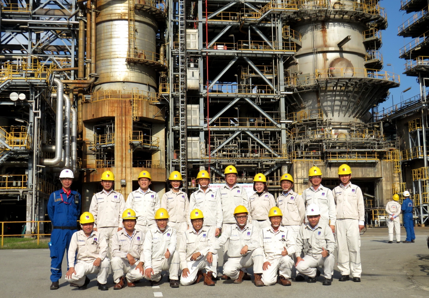 Các đại biểu của Hội thảo tham gia thực tế tại Nhà máy lọc dầu Dung Quất để hiểu hơn về quy trình công nghệ và công tác vận hành, bảo dưỡng sửa chữa tại nhà máy.
