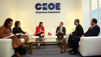 Phó Thủ tướng Trần Lưu Quang gặp Bộ trưởng Công nghiệp, Thương mại và Du lịch Tây Ban Nha
