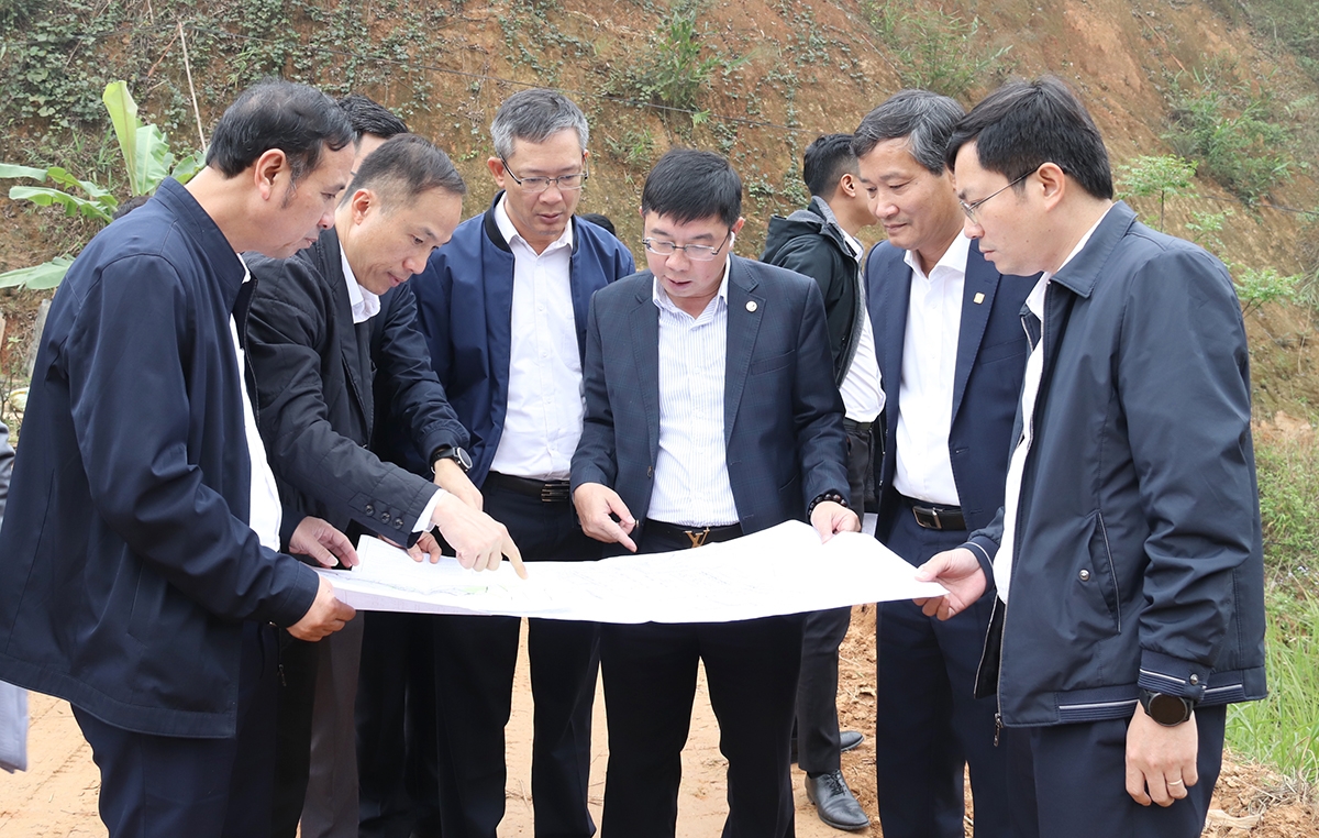 Bàn giải pháp tháo gỡ mặt bằng dự án truyền tải điện tại Lào Cai
