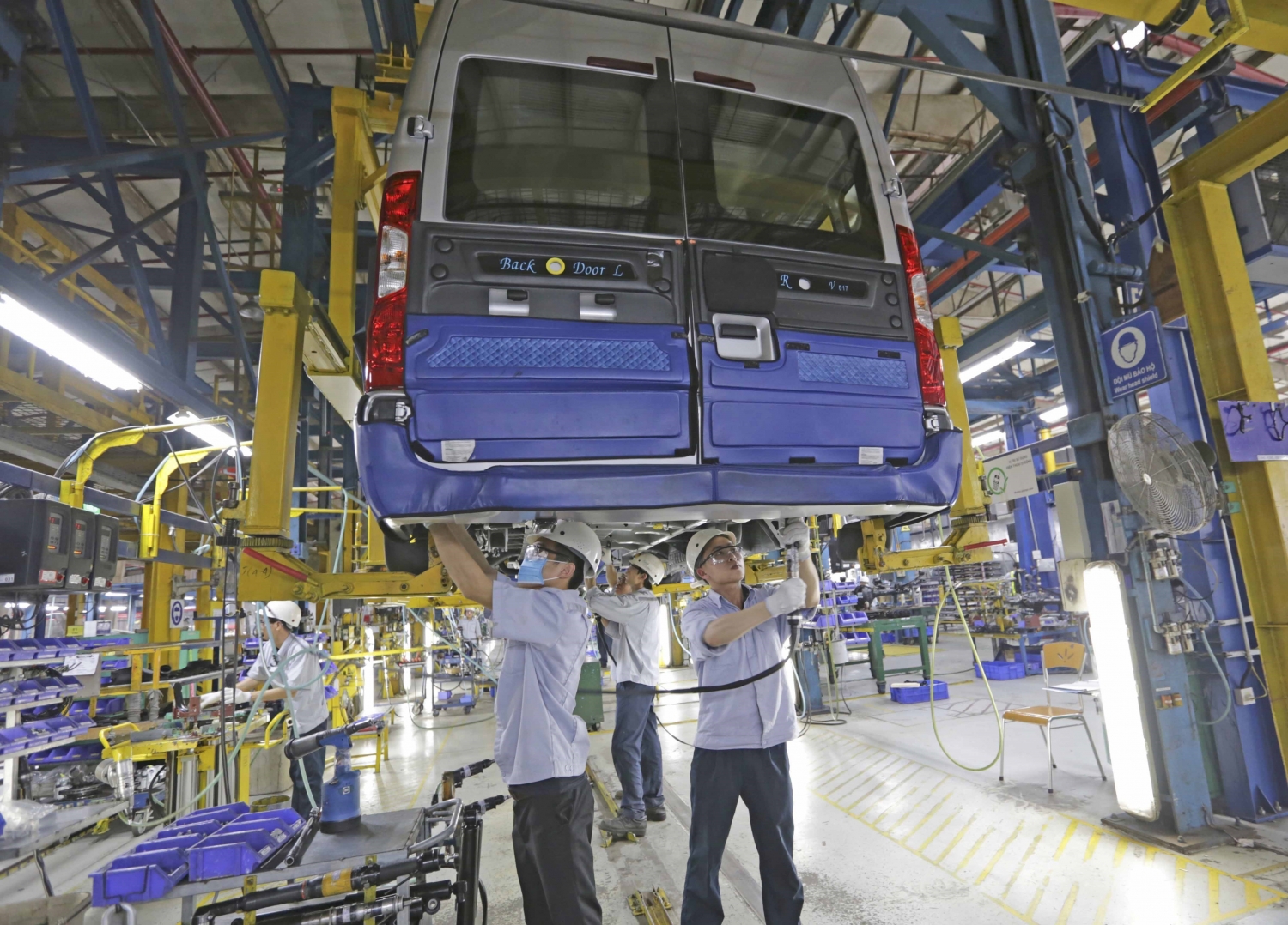 Sản xuất ô tô du lịch tại nhà máy lắp ráp ô tô Ford Hải Dương_Ảnh: TTXVN