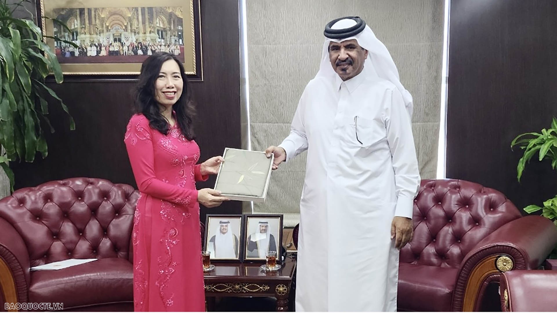 Thứ trưởng Bộ Ngoại giao Lê Thị Thu Hằng tiếp xúc Phó Chủ tịch thứ nhất Phòng Thương mại và Công nghiệp Qatar Mohamed bin Ahmed bin Twar Al-Kuwari.
