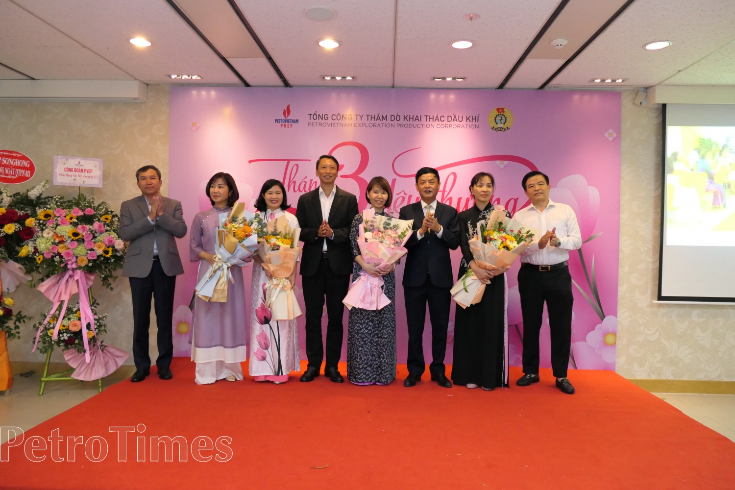 Ban lãnh đạo Tổng công ty tặng hoa cho đại diện Ban Nữ công.