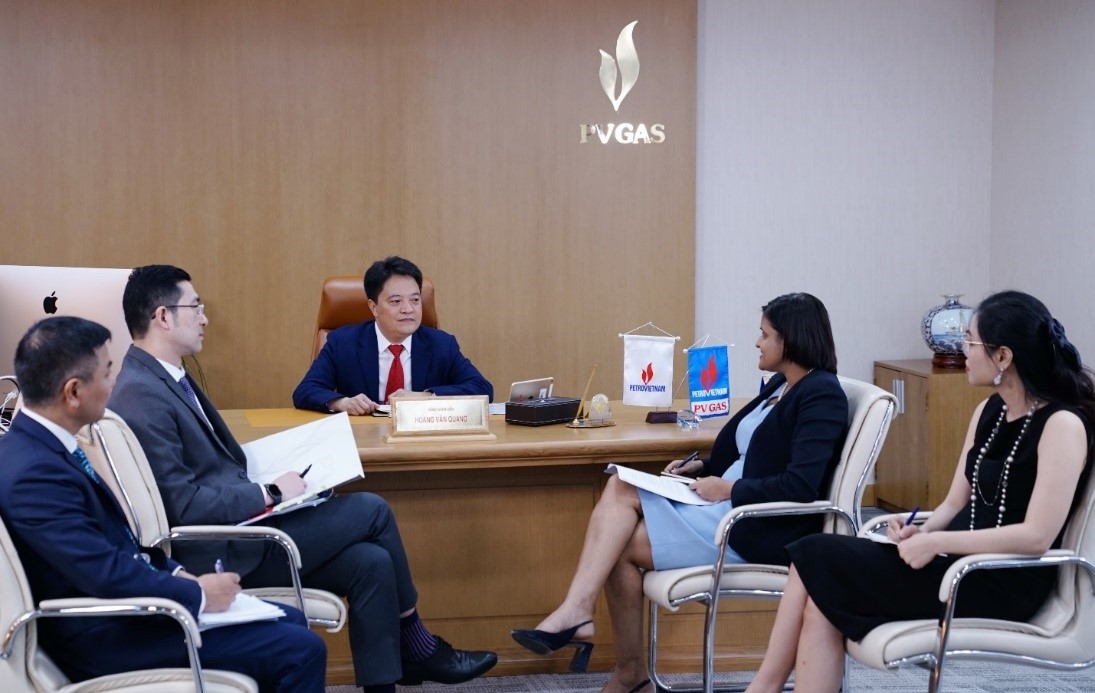 Tổng Giám đốc PV GAS Hoàng Văn Quang làm việc với tư vấn về các nội dung chuẩn bị cho Đánh giá xếp hạng tín nhiệm quốc tế.
