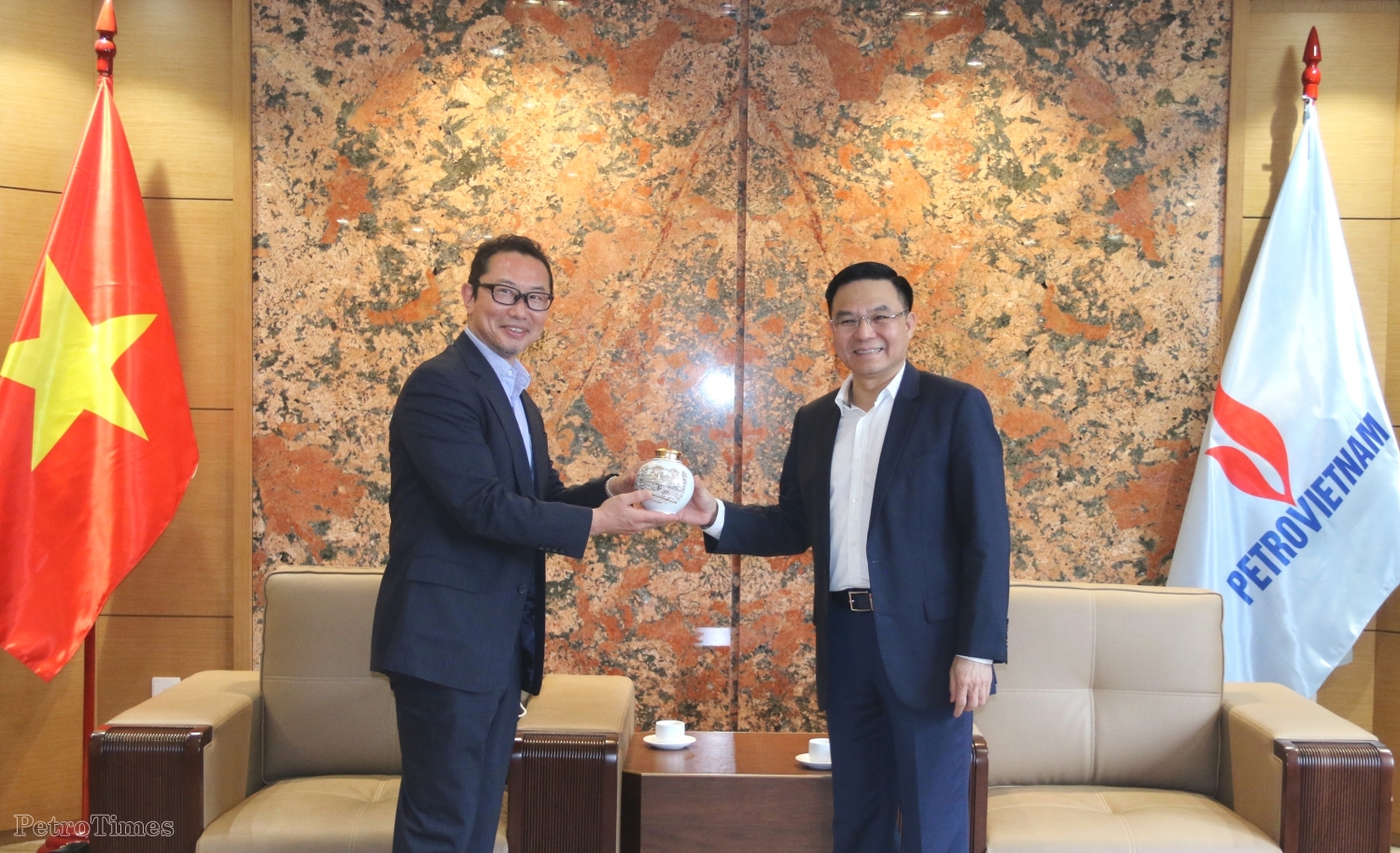 Tổng Giám đốc Petrovietnam Lê Mạnh Hùng tiếp Tổng Giám đốc Ban Năng lượng và Điện châu Á Marubeni