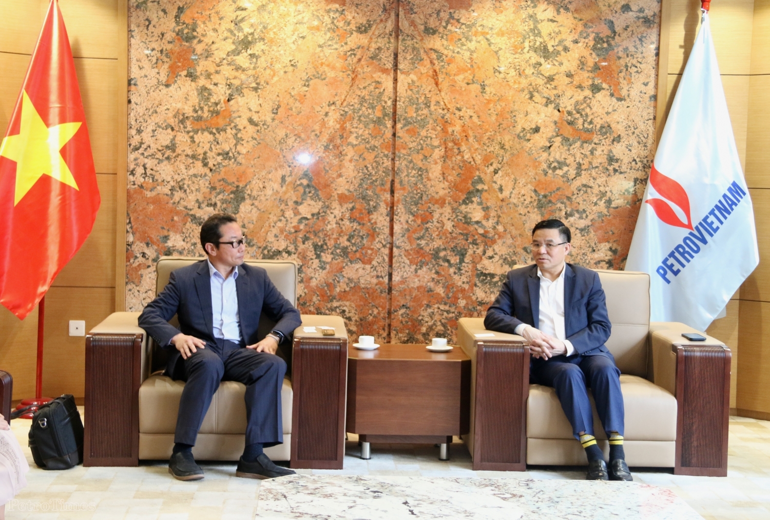Tổng Giám đốc Petrovietnam Lê Mạnh Hùng trao đổi với ông Seiji Kawamura, Tổng Giám đốc Ban Năng lượng và Điện châu Á Marubini