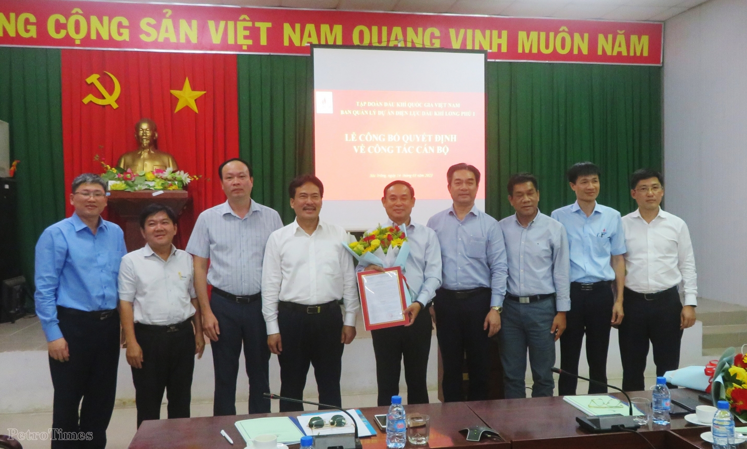 Lãnh đạo Tập đoàn trao Quyết định và tặng hoa chúc mừng ông Hồ Xuân Hiền