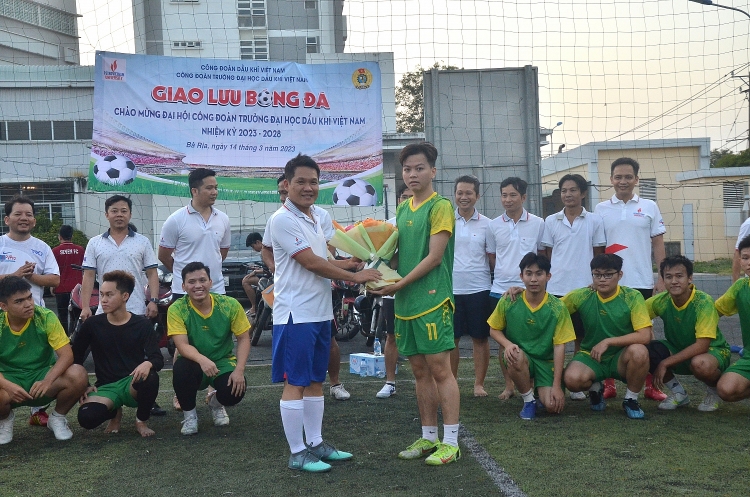 Công đoàn PVU tổ chức Giao hữu bóng đá giữa thầy và trò