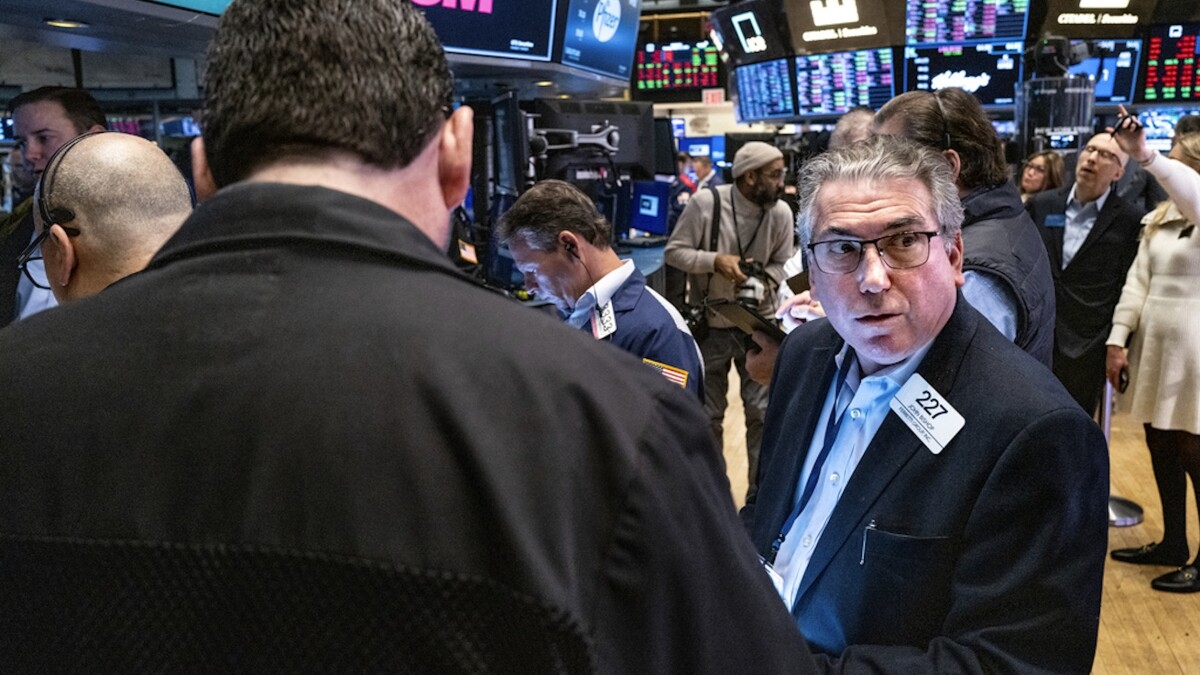 Thị trường chứng khoán thế giới ngày 15/3: Dow Jones rơi gần 500 điểm đầu phiên với sức ép từ Credit Suisse