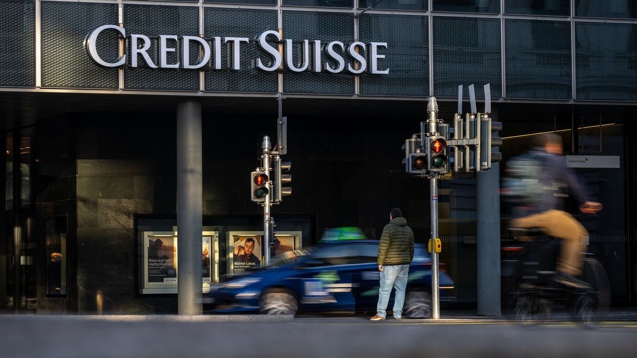 Credit Suisse khủng hoảng, cổ phiếu chạm đáy