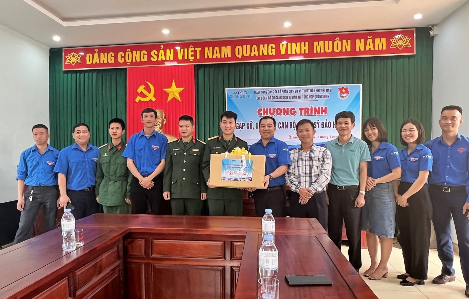 Đoàn Thanh niên PTSC Quảng Bình giao lưu với cán bộ chiến sĩ Trung đội đảo Hòn La