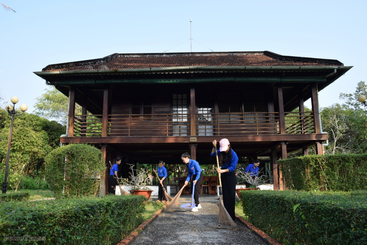 Đoàn Thanh niên PVCFC ra quân làm sạch môi trường, chăm sóc khuôn viên phủ thờ Bác