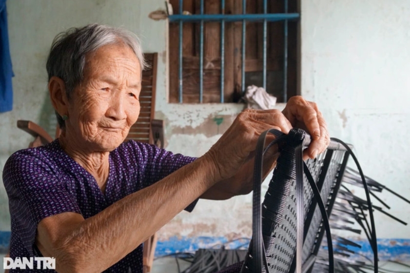 Dù đã gần 90 tuổi, cụ Lê Thị Hơn hàng ngày vẫn miệt mài với công việc để kiếm tiền sinh hoạt (Ảnh: Doãn Công)