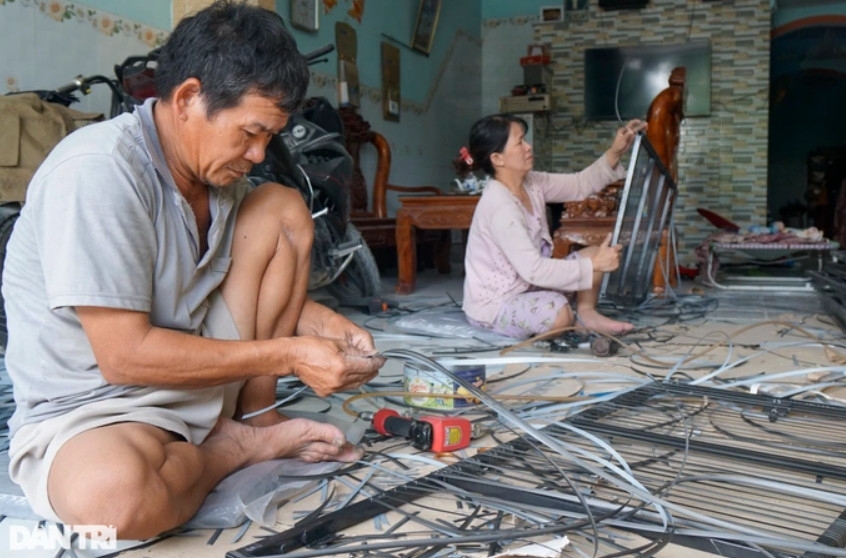 Vợ chồng ông Sanh có cuộc sống ổn định nhờ vào nghề đan gia công các sản phẩm nhựa giả mây (Ảnh: Doãn Công)