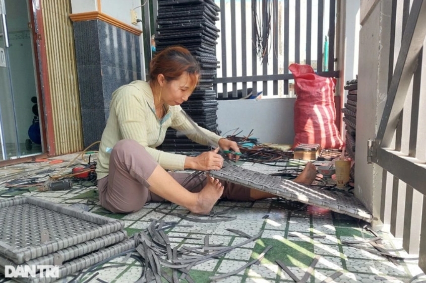 Sau khi nghỉ làm việc ở xưởng gỗ, chị Lê Thị Thu Thảo chuyển qua nghề đan nhựa giả mây (Ảnh: Doãn Công)