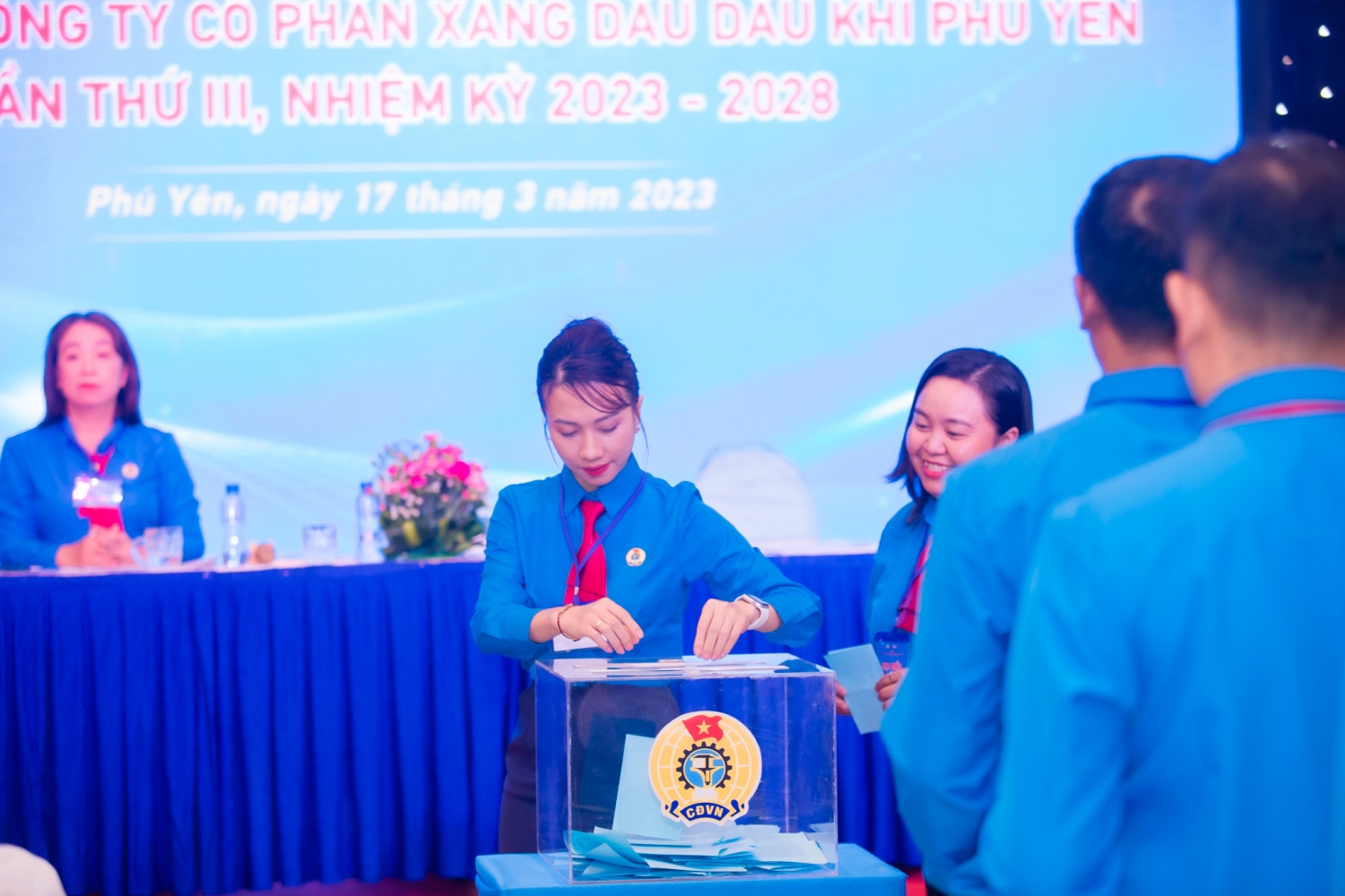 Đại biểu bỏ phiếu bầu Ban Chấp hành Công đoàn PVOIL Phú Yên