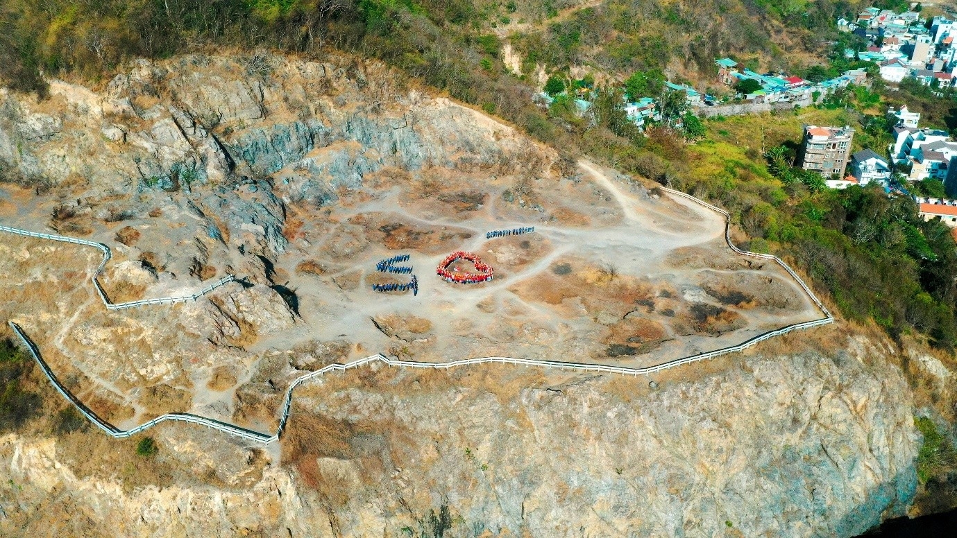 Vietsovpetro cùng Thành đoàn Thành phố Vũng Tàu tổ chức Lễ ra quân Ngày “Chủ nhật xanh” Vietsovpetro cùng Thành đoàn Thành phố Vũng Tàu tổ chức Lễ ra quân Ngày “Chủ nhật xanh”