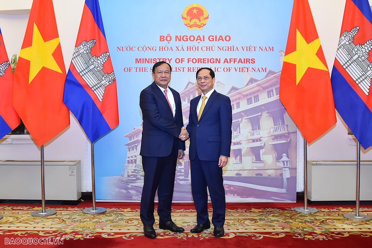 Bộ trưởng Ngoại giao Bùi Thanh Sơn hội đàm với Phó Thủ tướng, Bộ trưởng Ngoại giao và Hợp tác quốc tế Campuchia