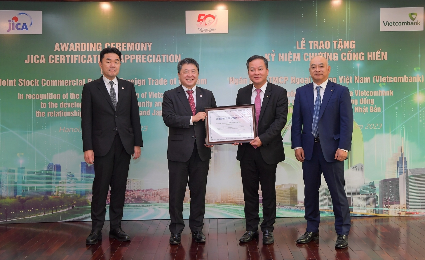 JICA trao tặng kỷ niệm chương cống hiến cho Vietcombank