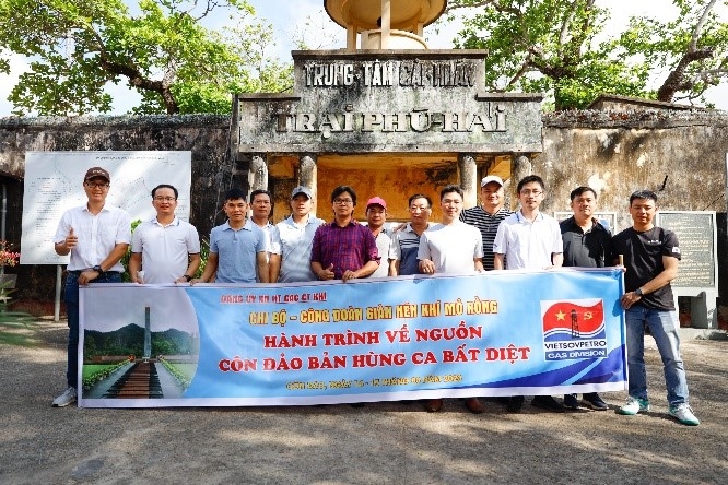 Chi bộ Giàn nén khí mỏ Rồng tổ chức Hành trình về nguồn – Côn Đảo bản hùng ca bất diệt Chi bộ Giàn nén khí mỏ Rồng tổ chức Hành trình về nguồn – Côn Đảo bản hùng ca bất diệt