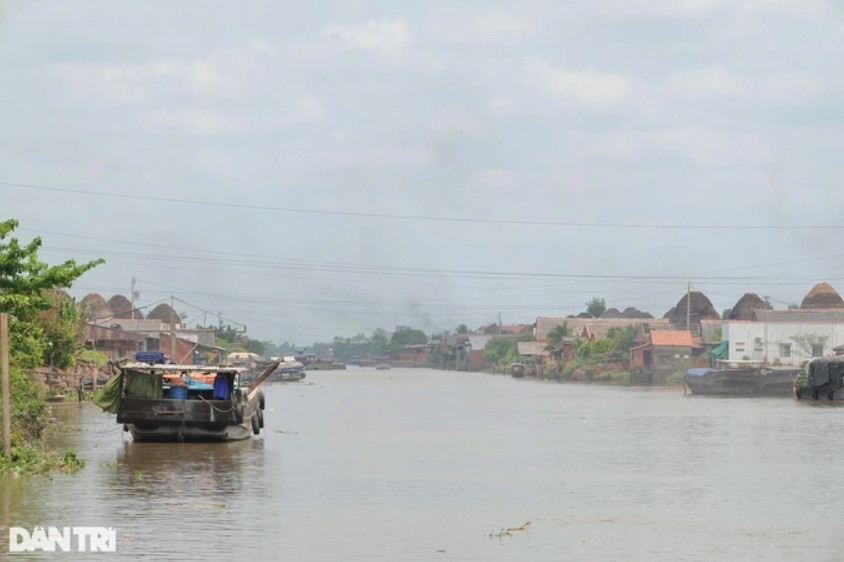 Hàng trăm lò gạch nằm dọc theo kênh Thầy Cai (huyện Mang Thít, Vĩnh Long)